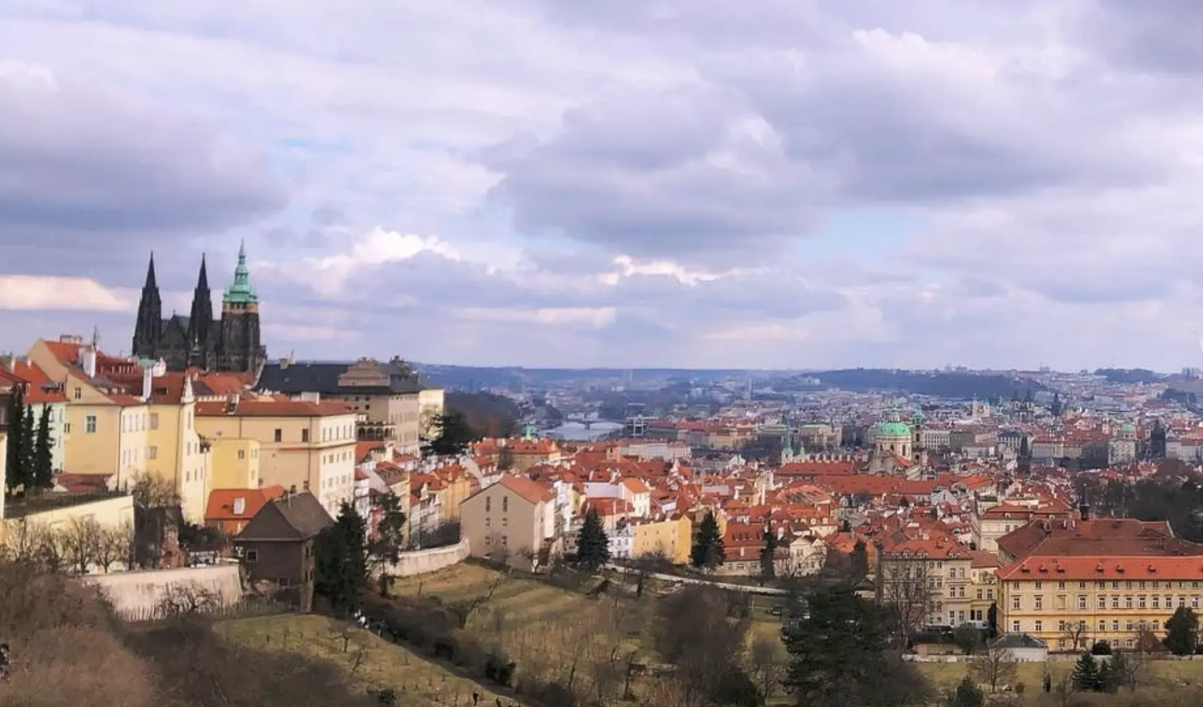 Place de la Vieille-Ville à Prague tôt le matin